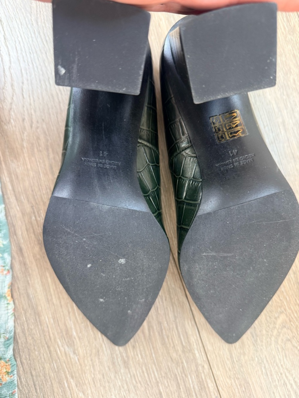 L'INTERVALLE Dark Green Croc-Embossed Pointed Toe Pumps - Picture 7 of 8